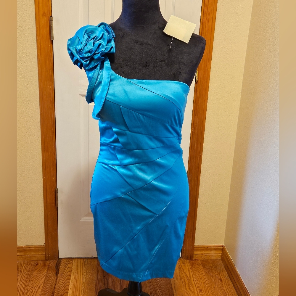 Blue Semi-Formal Homecoming Dress Size 3 with Floral Shoulder Piece
